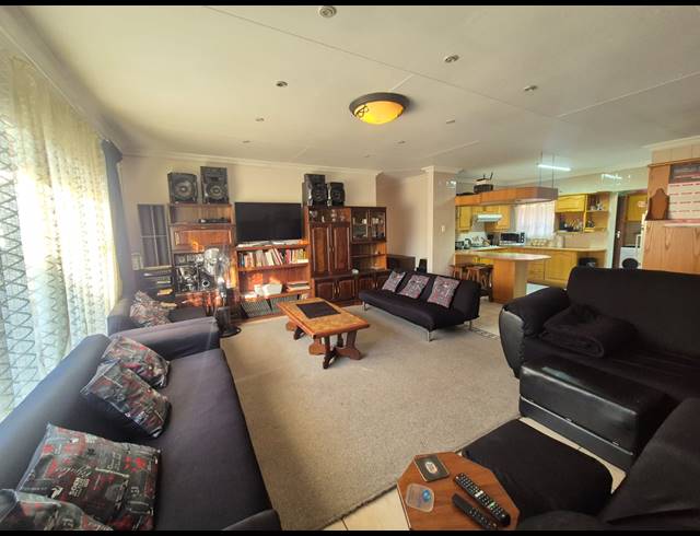 3 BEDROOM TOWNHOUSE FOR SALE IN VANDERBIJLPARK SE 2